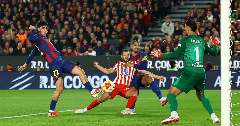 এফসি বার্সেলোনার মার্ক বের্নাল তৃতীয় গোল করার সময় অ্যাতলেতিকো মাদ্রিদের হুয়ান মুসো সেভ করার চেষ্টায়